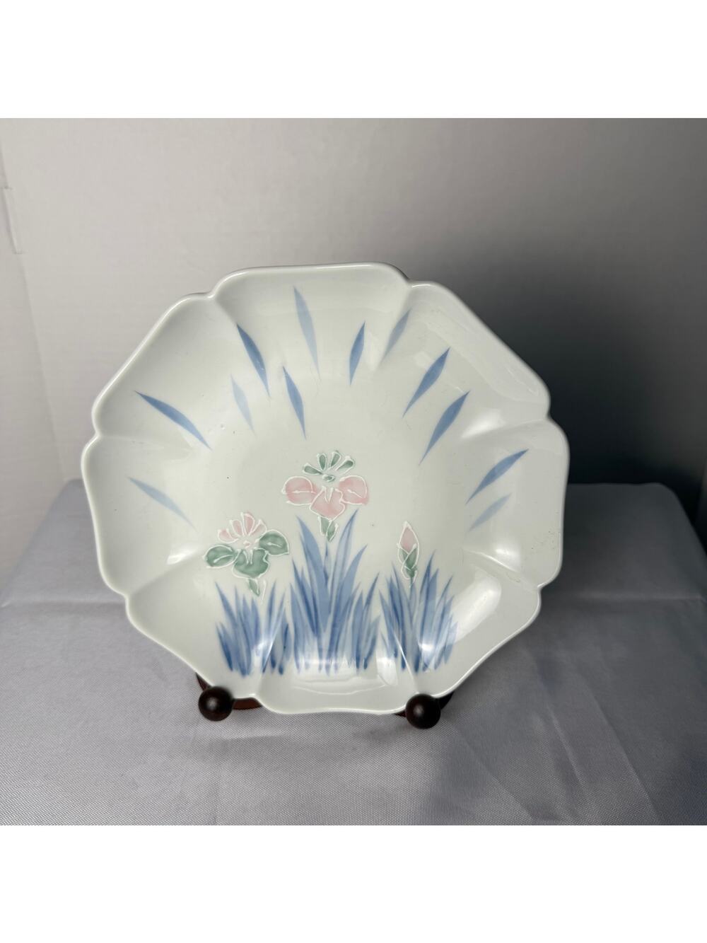 VTG Iris Japan Porcelain Plate Scalloped Edge‎ Hand Painted 9" Protection Beauty